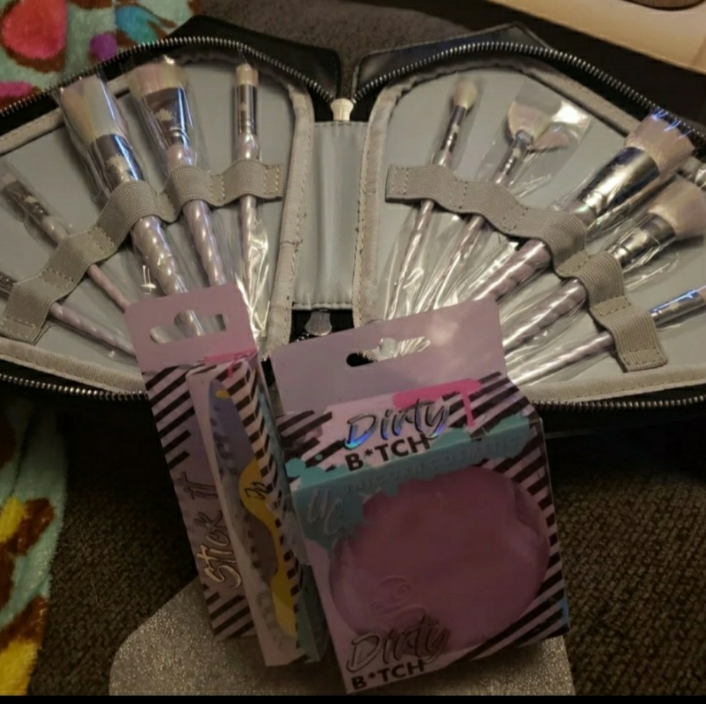 Unicom Cosmetics Bundle - Picture 2 of 6